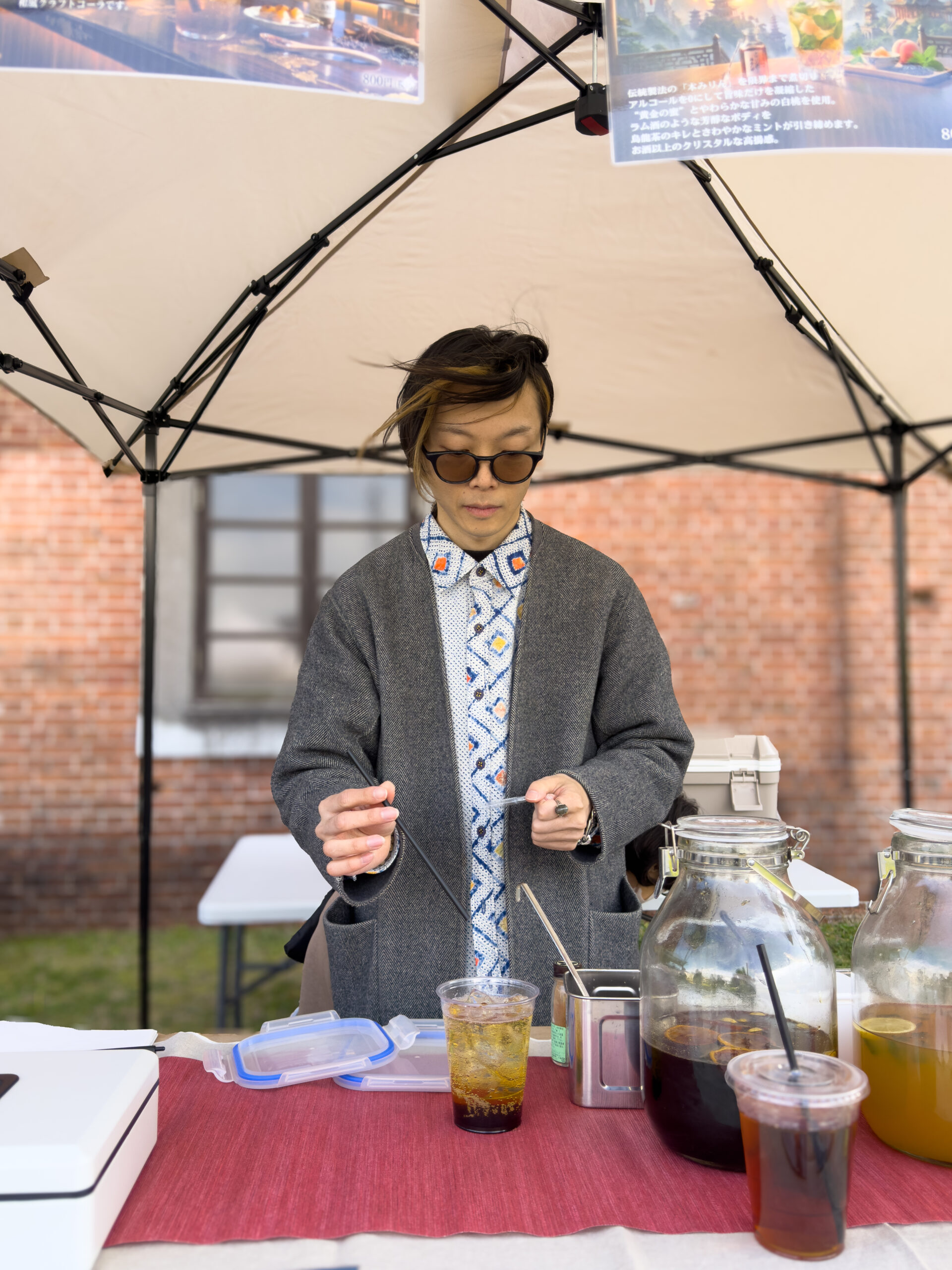 カミュ先生がストローを真剣な眼差しで見ているところ