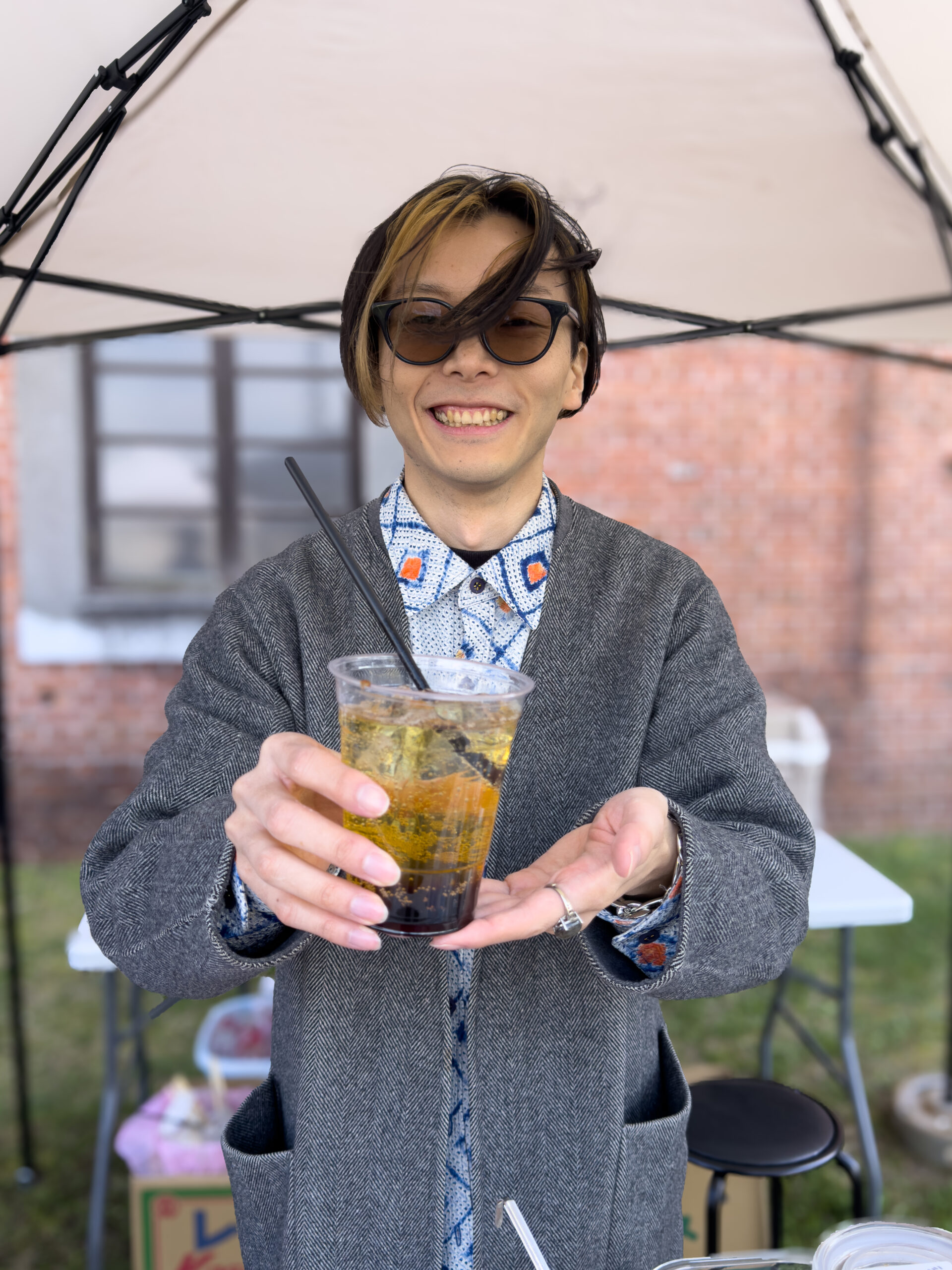 満面の笑顔でお茶を差し出すカミュ先生