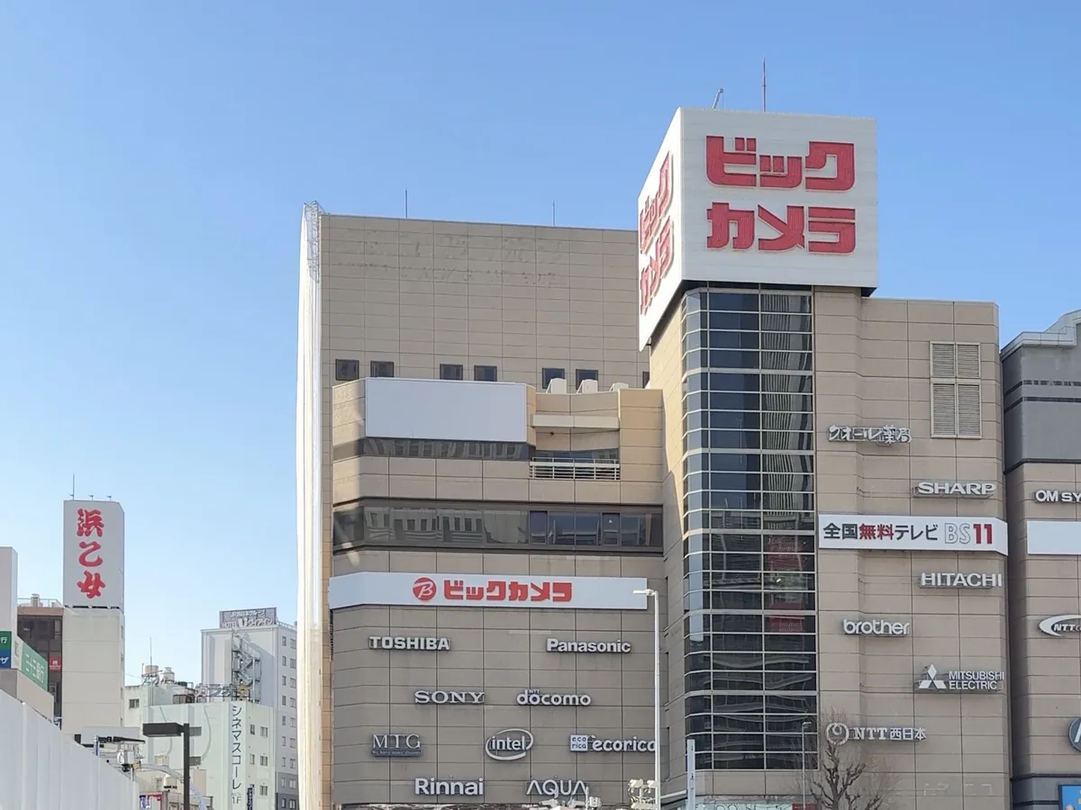ビックカメラ名駅西口店を右手に見て直進